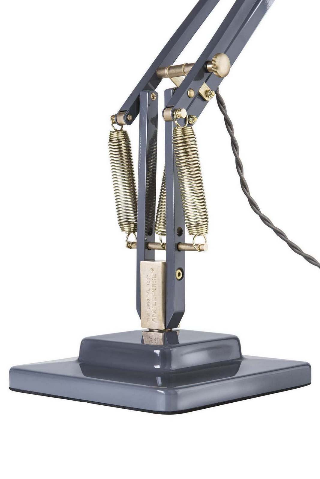 Detailaufnahme der Original 1227 Anglepoise Tischleuchte in Grau mit Messingdetails und Federmechanismus.