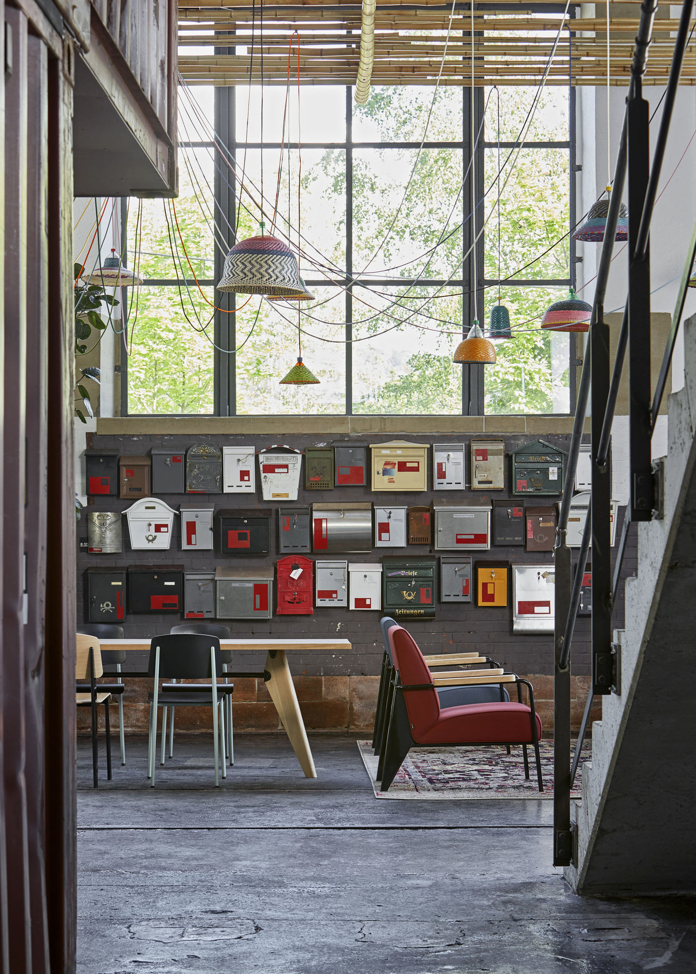 Roter Fauteuil De Salon Sessel von Vitra in modernem Loft mit Briefkastenwand.