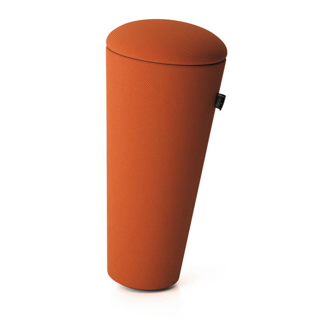 Oranger Stand-Up Sitzhocker von Wilkhahn, ideal für dynamisches Sitzen im Büro.