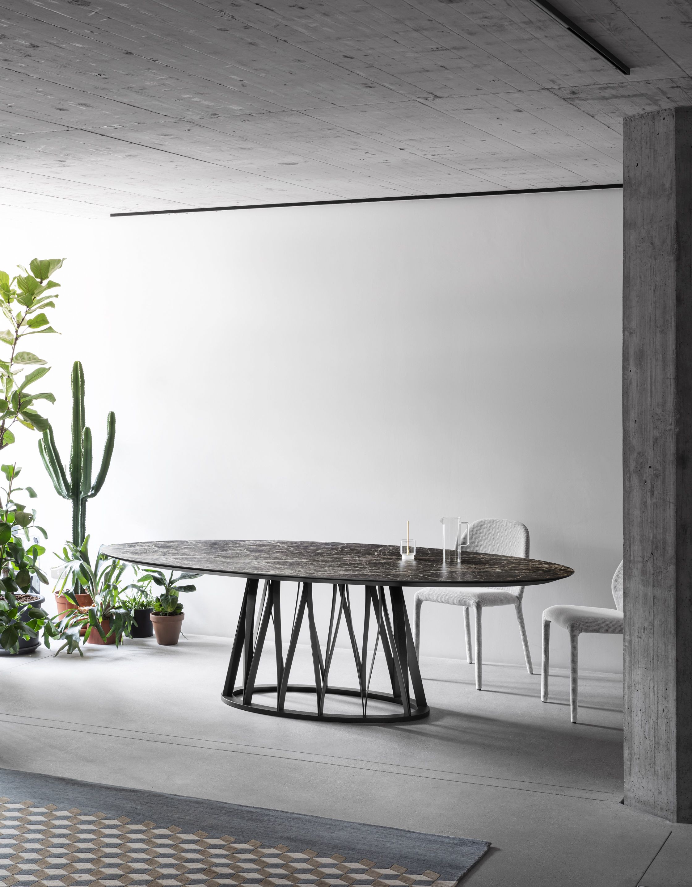 Acco Tisch von Miniforms: Ovaler Esstisch mit Marmorplatte und schwarzem Metallgestell im modernen Interieur.