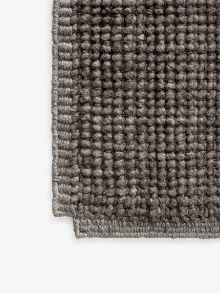 Detailaufnahme des AndTradition Collect Rug SC84/SC85 Teppichs in Grau, Nahaufnahme der Textur und Webart.