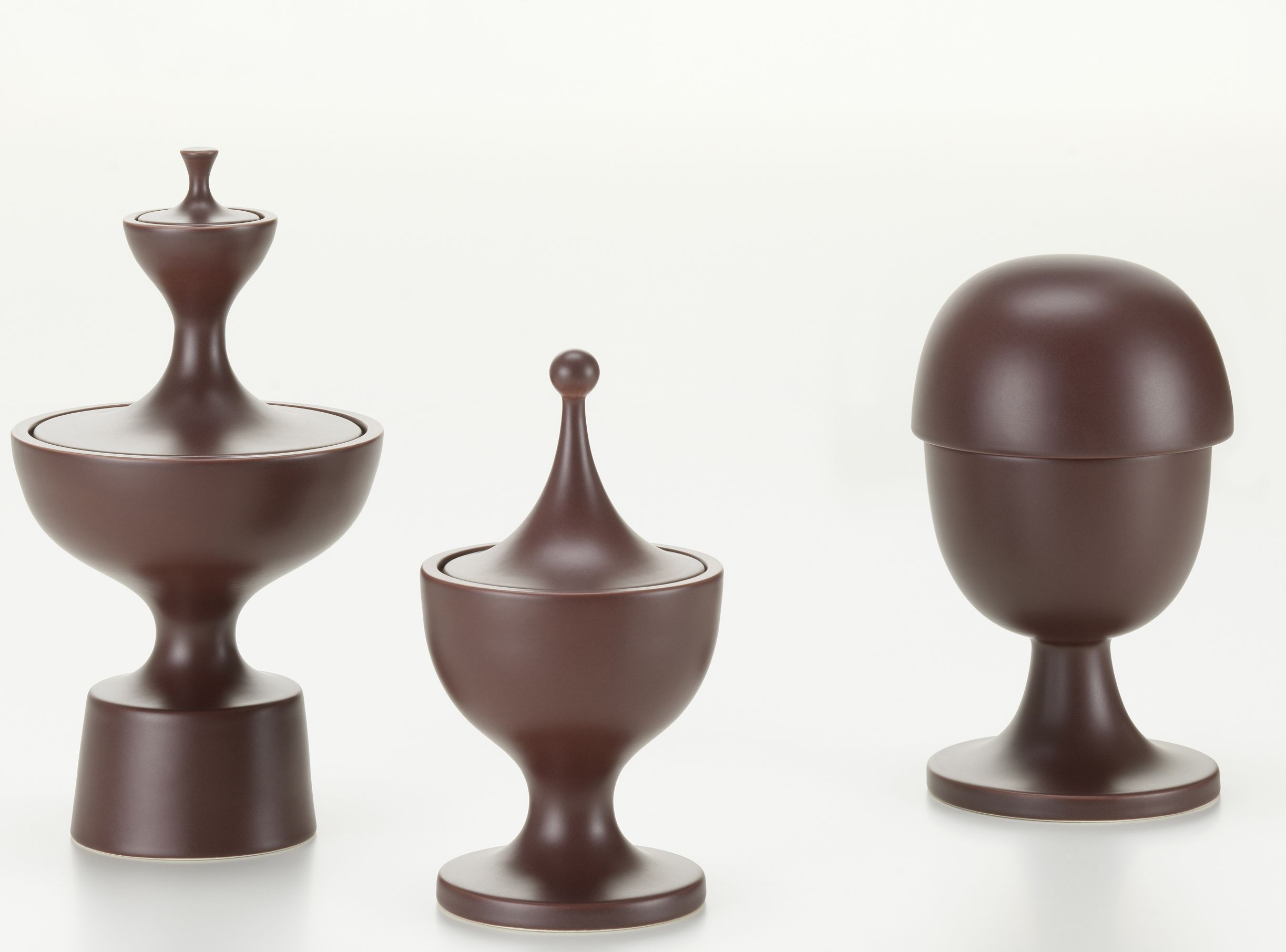 Drei braune Keramikbehälter mit Deckel, Vitra Creme, dekorative Aufbewahrung für Wohnaccessoires.
