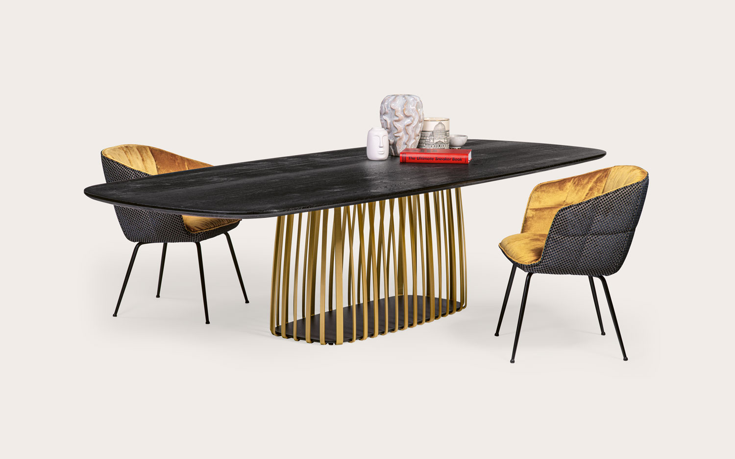 BC 07 Basket Tisch von Janua: Esstisch mit geräucherter Eiche und Messing-Gestell.