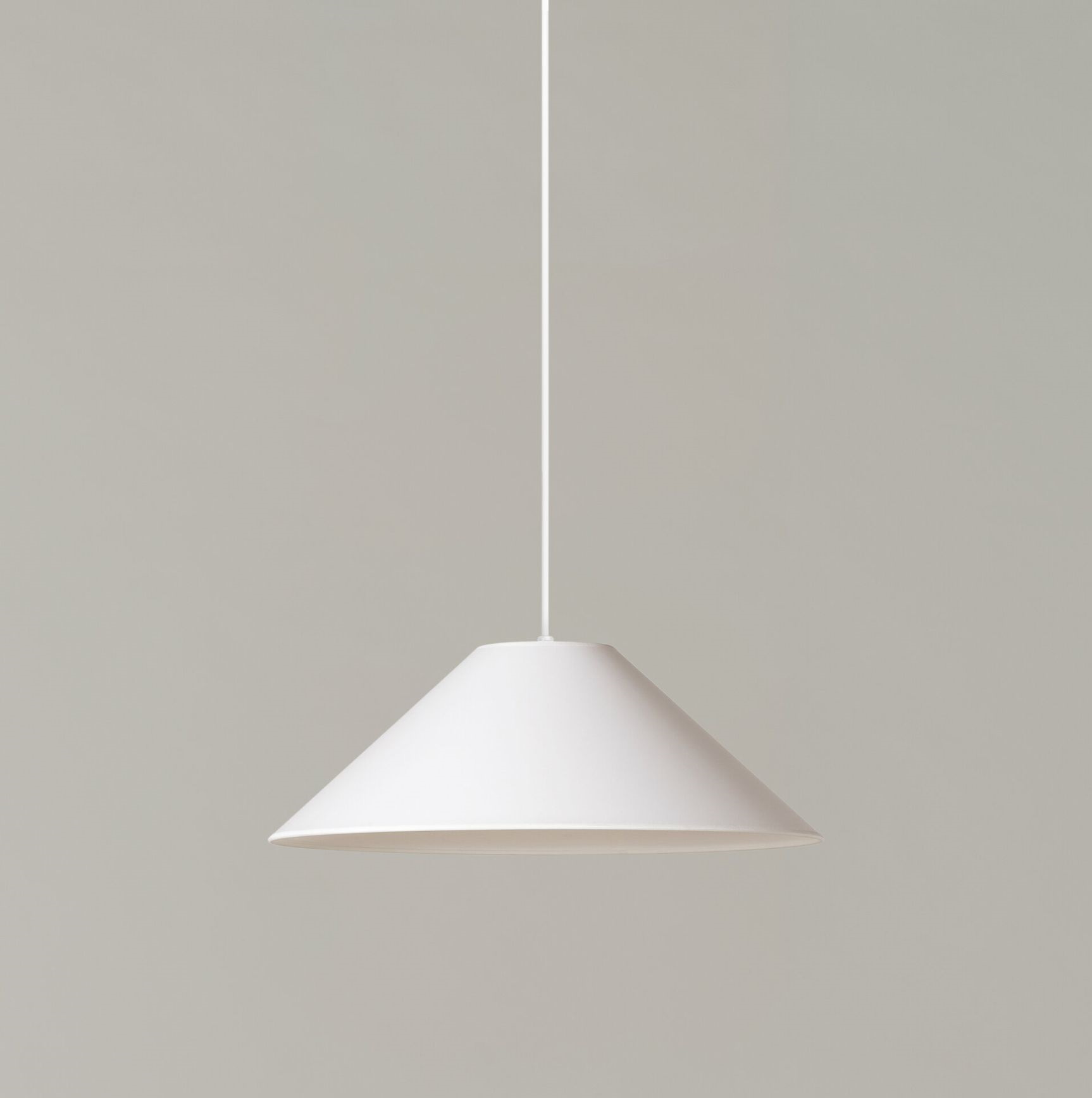 Weiße Sísísí Pendelleuchte von Santa & Cole, konisches Design, moderne Innenbeleuchtung.