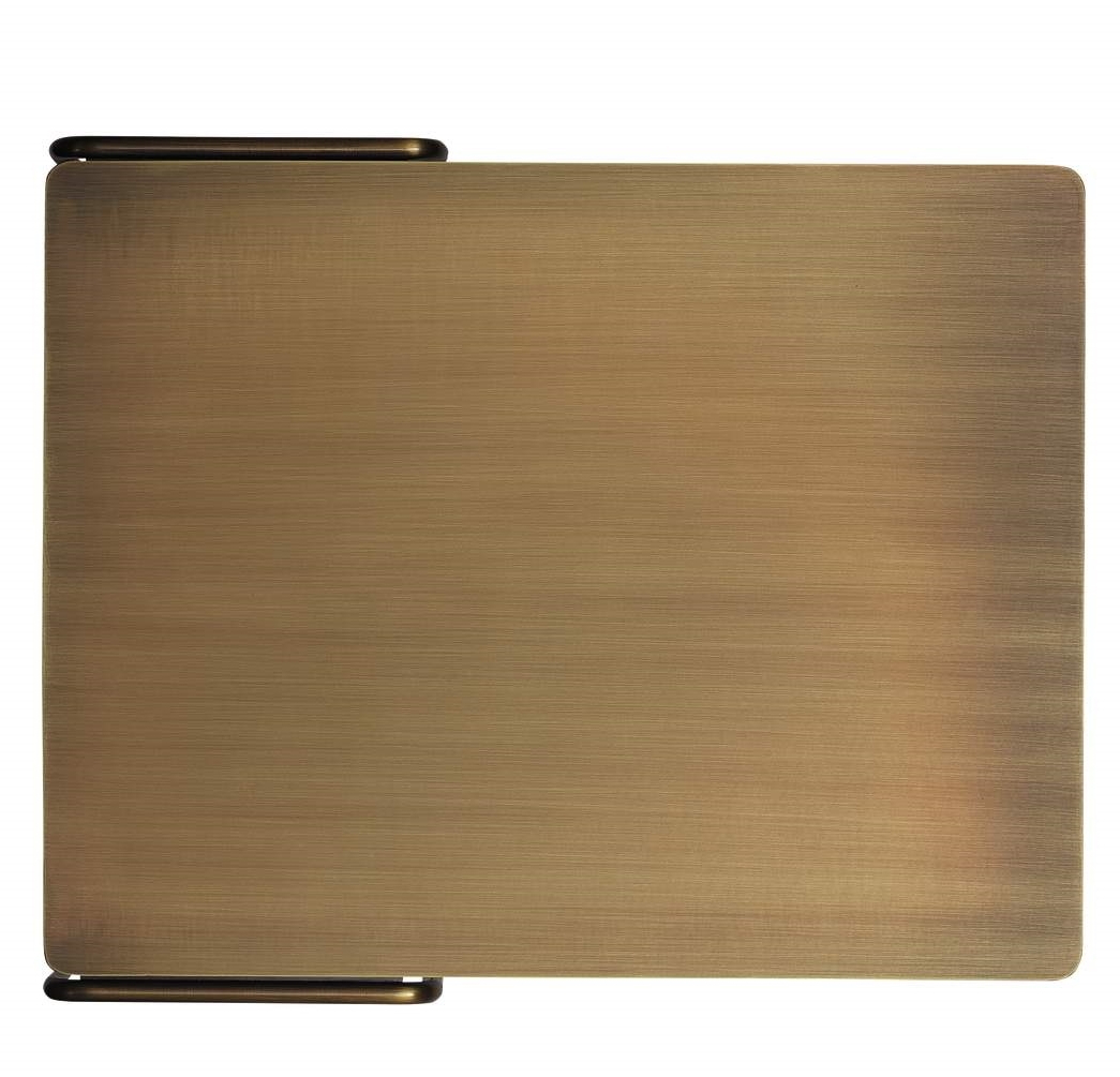 Nahaufnahme des Oki Beistelltisches von Walter Knoll mit goldfarbener Tischplatte und Griffen.