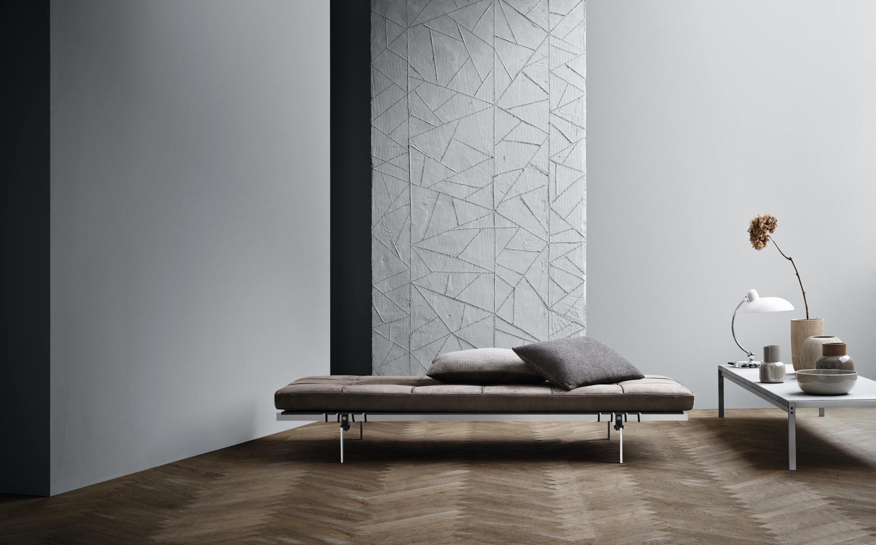 PK63A Esstisch von Fritz Hansen mit brauner Polsterung und Kissen auf einem modernen Metallgestell.