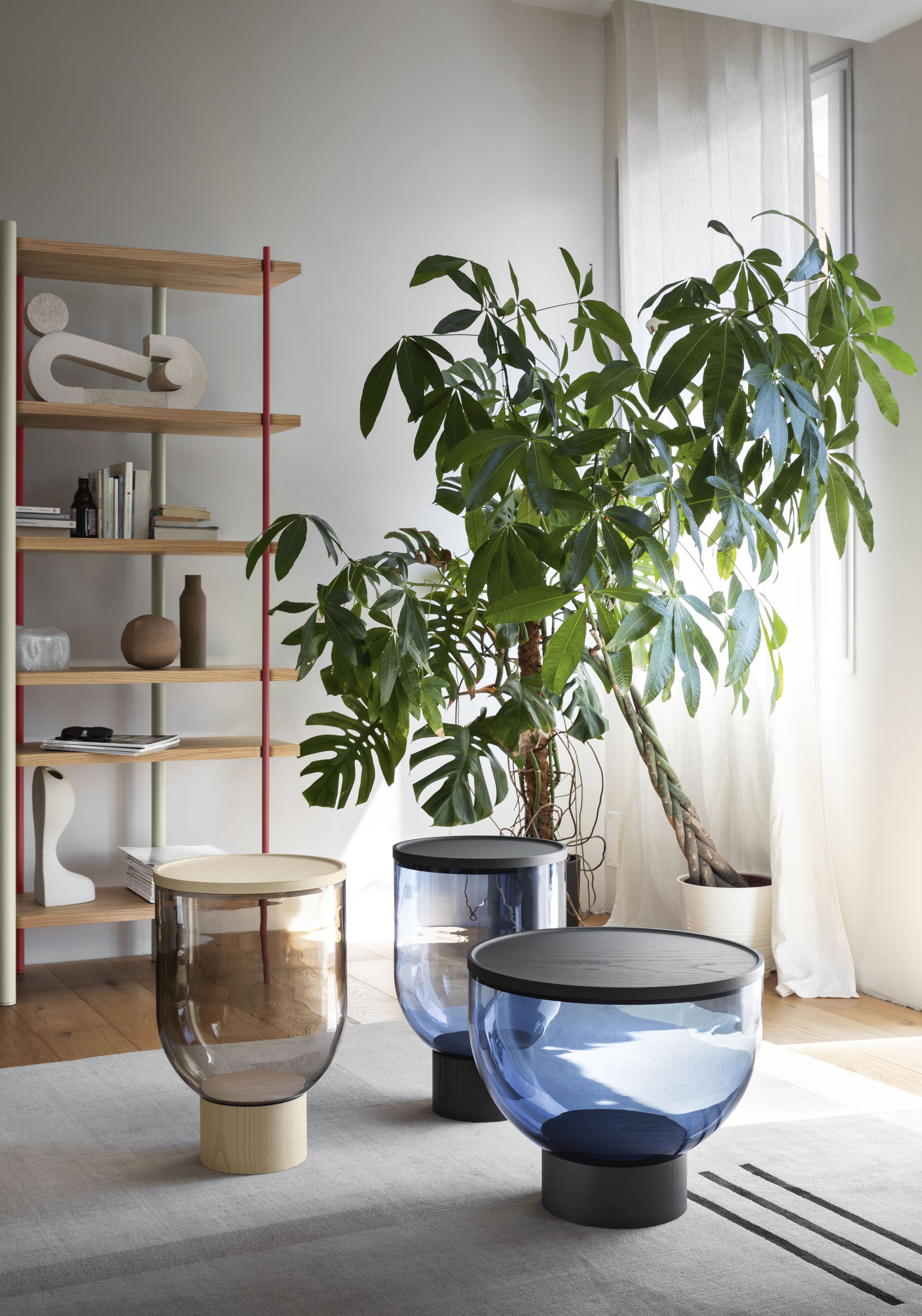 Mastea Beistelltische von Miniforms in verschiedenen Farben und Größen im modernen Wohnzimmer.