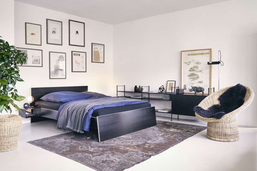 Schlafzimmer mit schwarzem Stockholm Bett von Richard Lampert, hohes Kopfteil, Birke Multiplex.