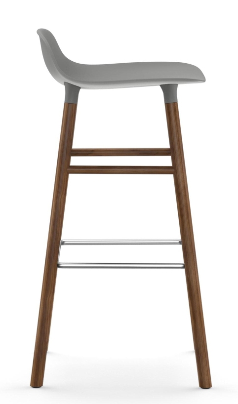Normann Copenhagen Form Barhocker H 75 cm aus Holz, grauer Sitz, Fußstütze aus Metall.