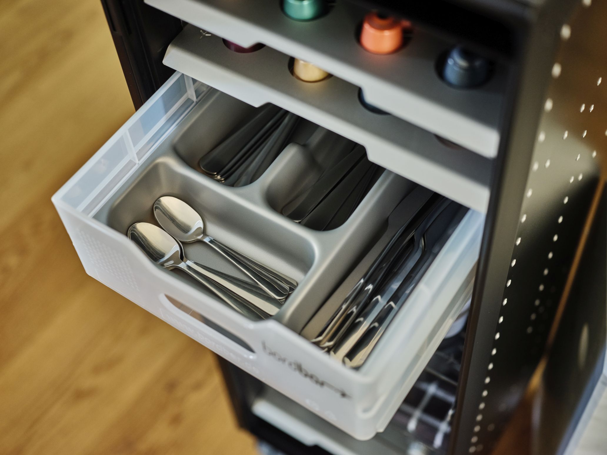 Bordbar Kaffee Equipment Set: Schublade mit Besteck, Kaffeekapseln im oberen Fach, Zubehör für Kaffeegenuss.