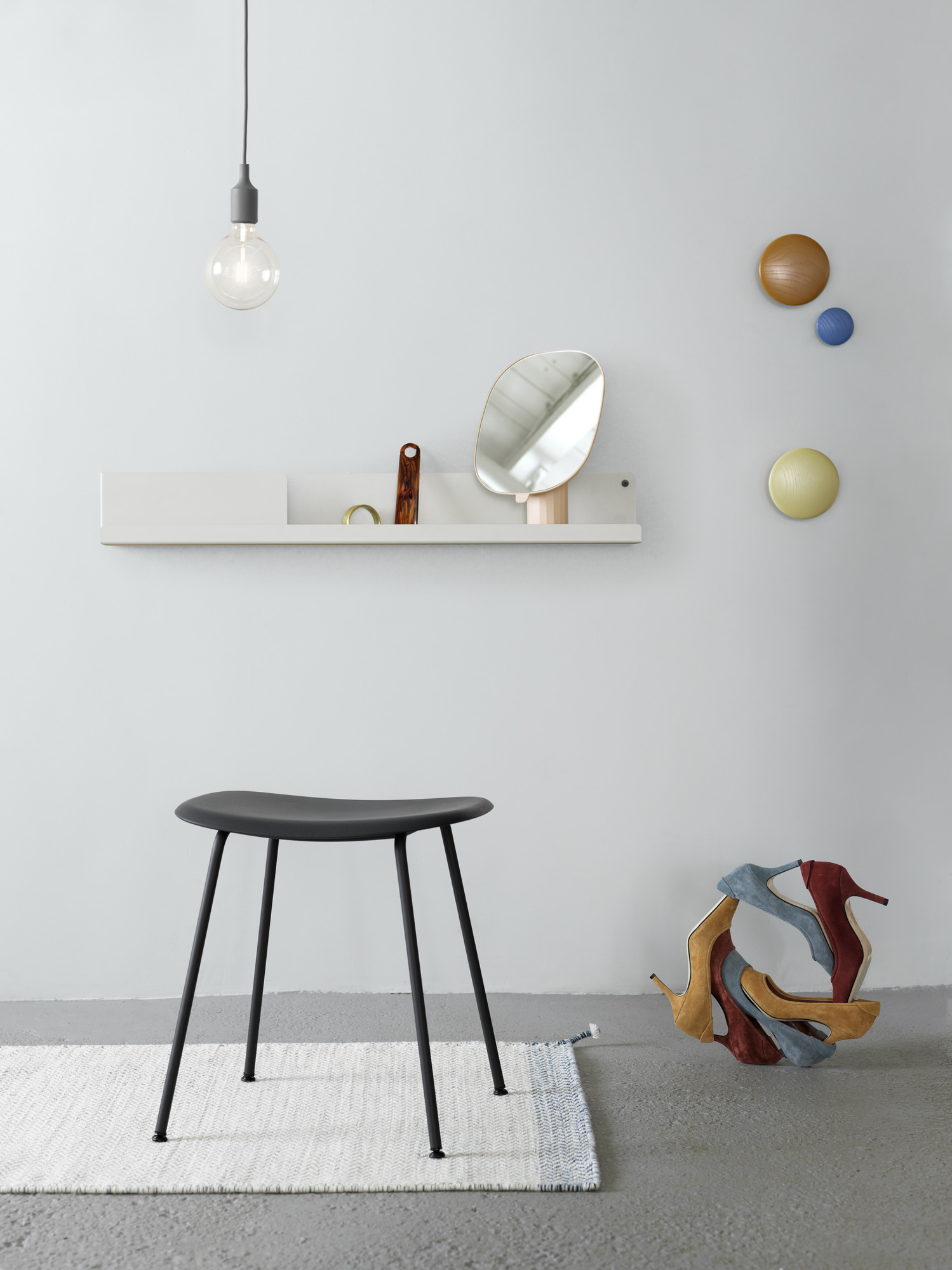 Schwarzer Fiber Stool Hocker von Muuto, minimalistisches Design mit schlanken Beinen, auf einem Teppich in einem modernen Interieur.