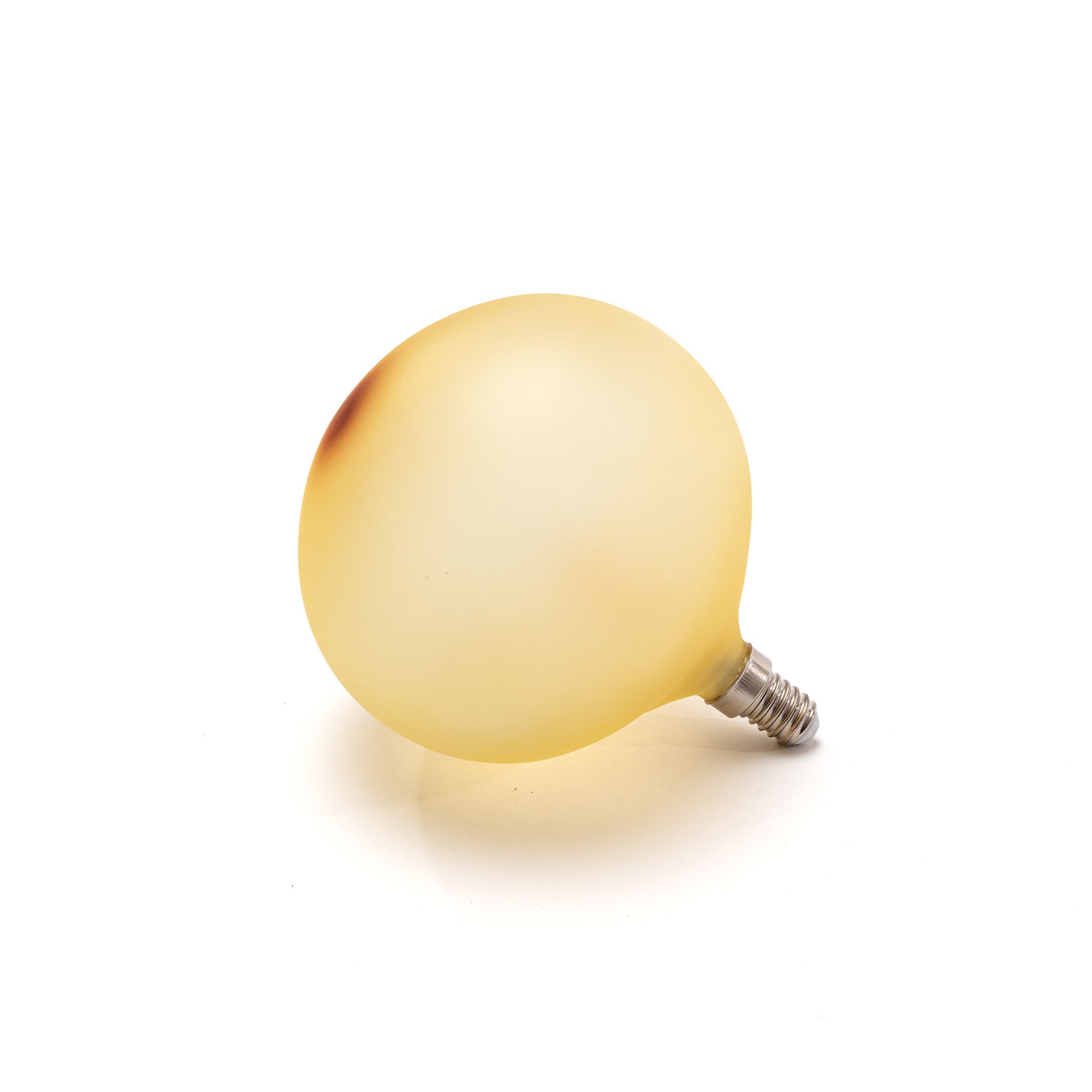 Nahaufnahme der Gummy Dreaming Leuchte von Seletti, eine gelbliche, runde Designerlampe.