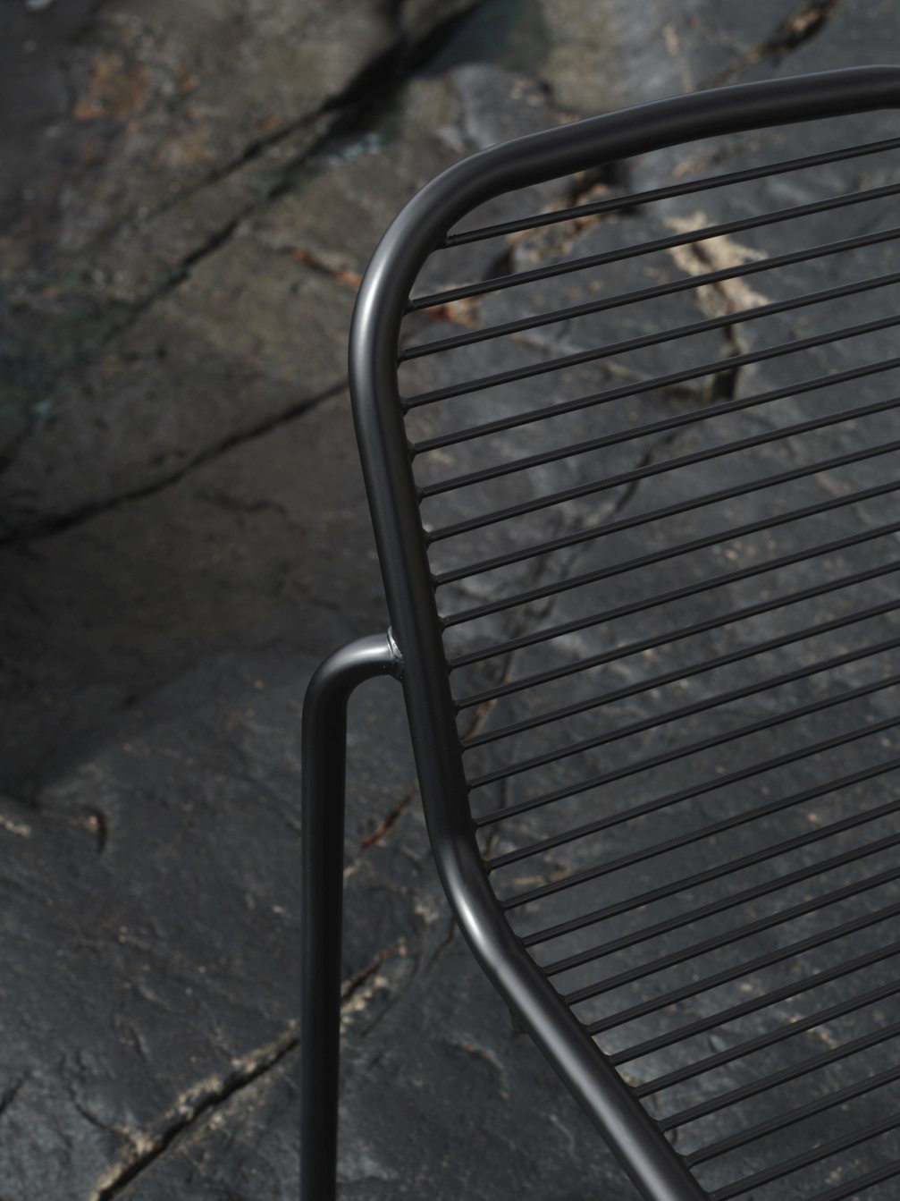 Detailaufnahme des schwarzen Vig Chair Stuhls von Normann Copenhagen, Outdoor-Möbel mit minimalistischem Design.