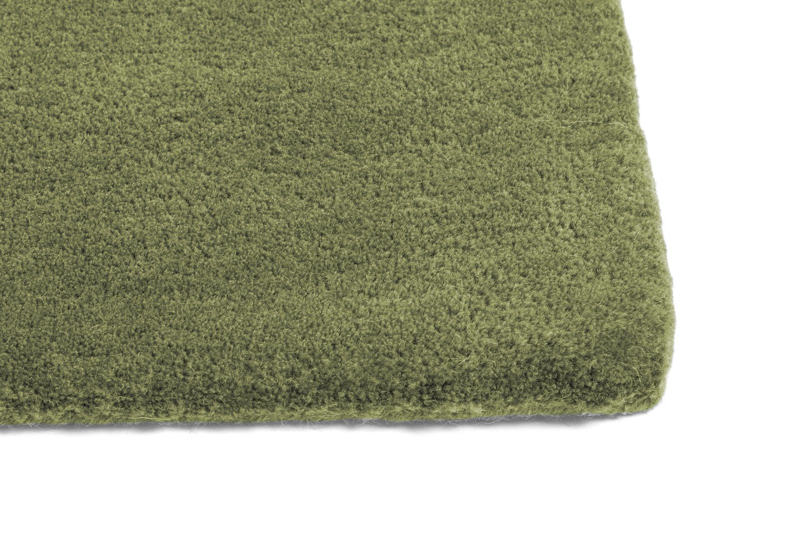 Detailaufnahme des grünen Hay Teppichs Raw Rug No 2, weiche Textur, ideal für Wohnzimmer.