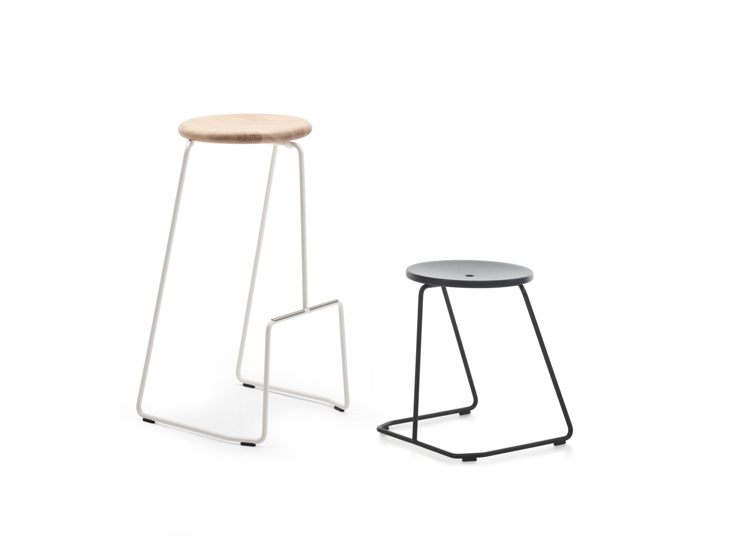 Zwei moderne Hocker: Ein Tiki Barhocker Outdoor von Extremis, weiß, und ein schwarzer Hocker.