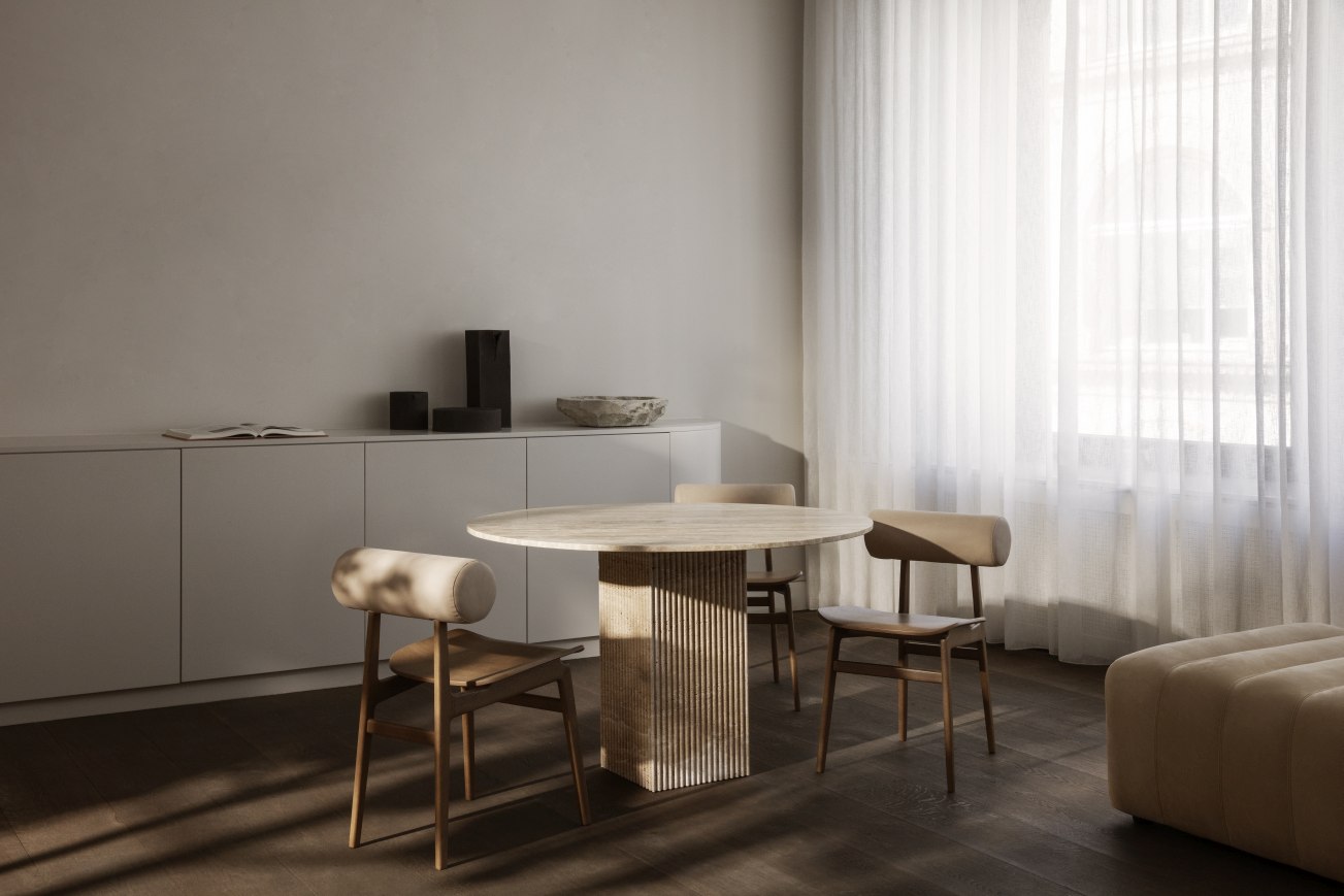 Esszimmer-Szene mit NORR11 Totem Stühlen und passendem Esstisch in einem hellen, modernen Interieur.