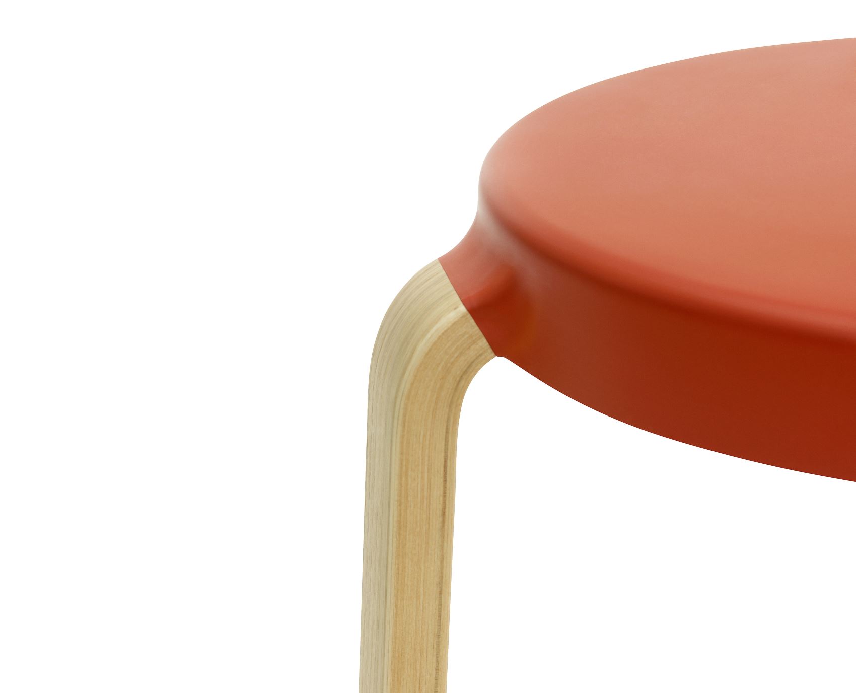Detailaufnahme des Normann Copenhagen Tap Hockers mit orangefarbener Sitzfläche und hellem Holzbein.