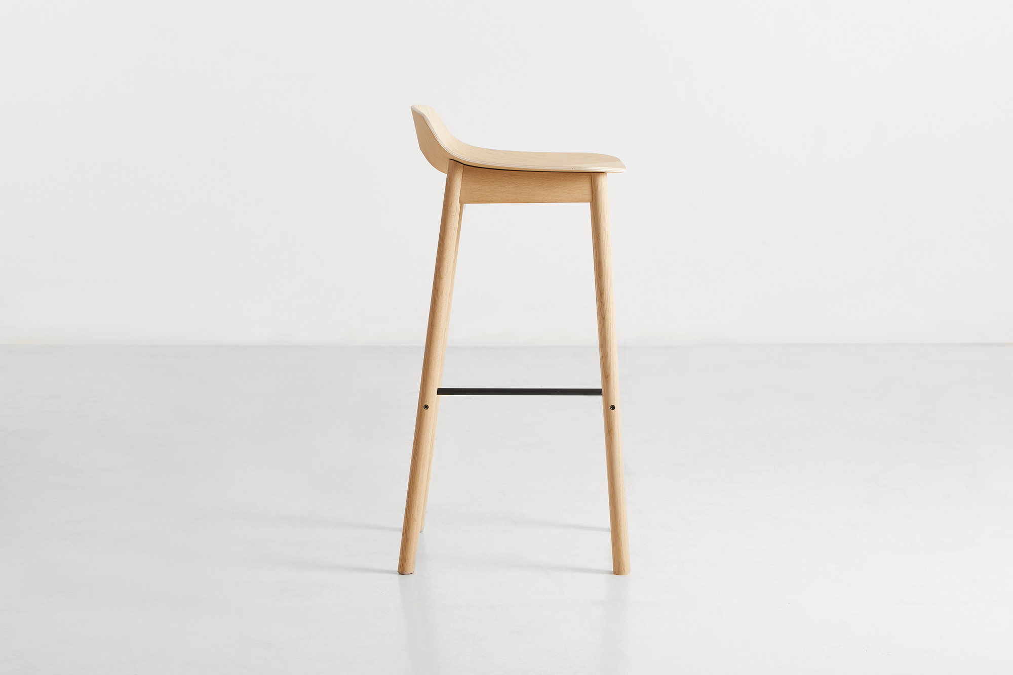 Mono Barhocker aus Eiche, weiß pigmentiert, von Woud. Skandinavisches Design für Küche oder Bar.