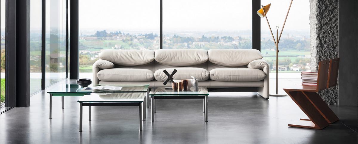 Beige Maralunga Sofa von Cassina, ein Dreisitzer Ledersofa im modernen Wohnzimmer mit Glas-Couchtischen.