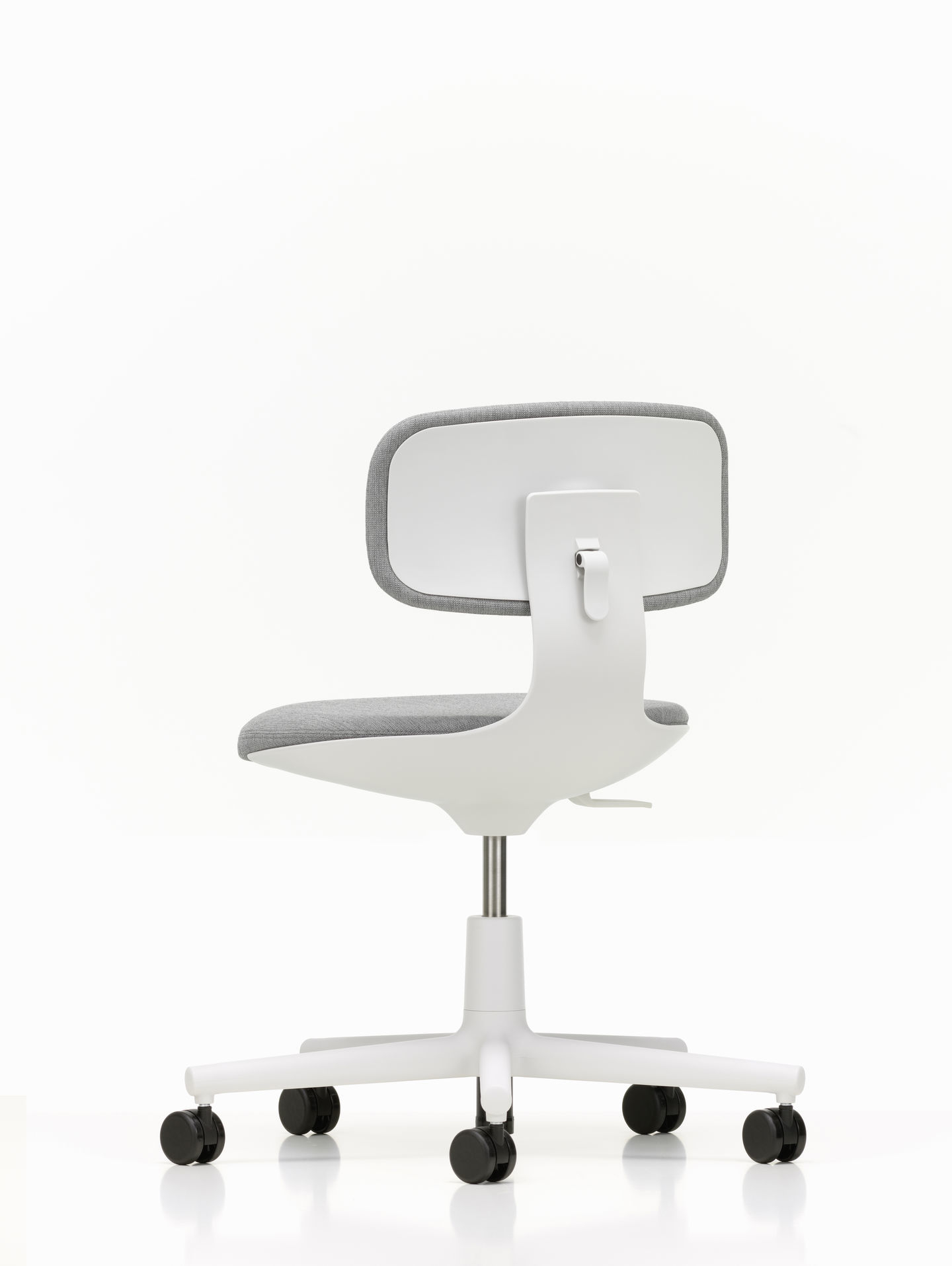 Rückansicht des weißen Vitra Rookie Bürodrehstuhls mit grauer Sitzfläche und Rückenlehne, ergonomisch und modern.