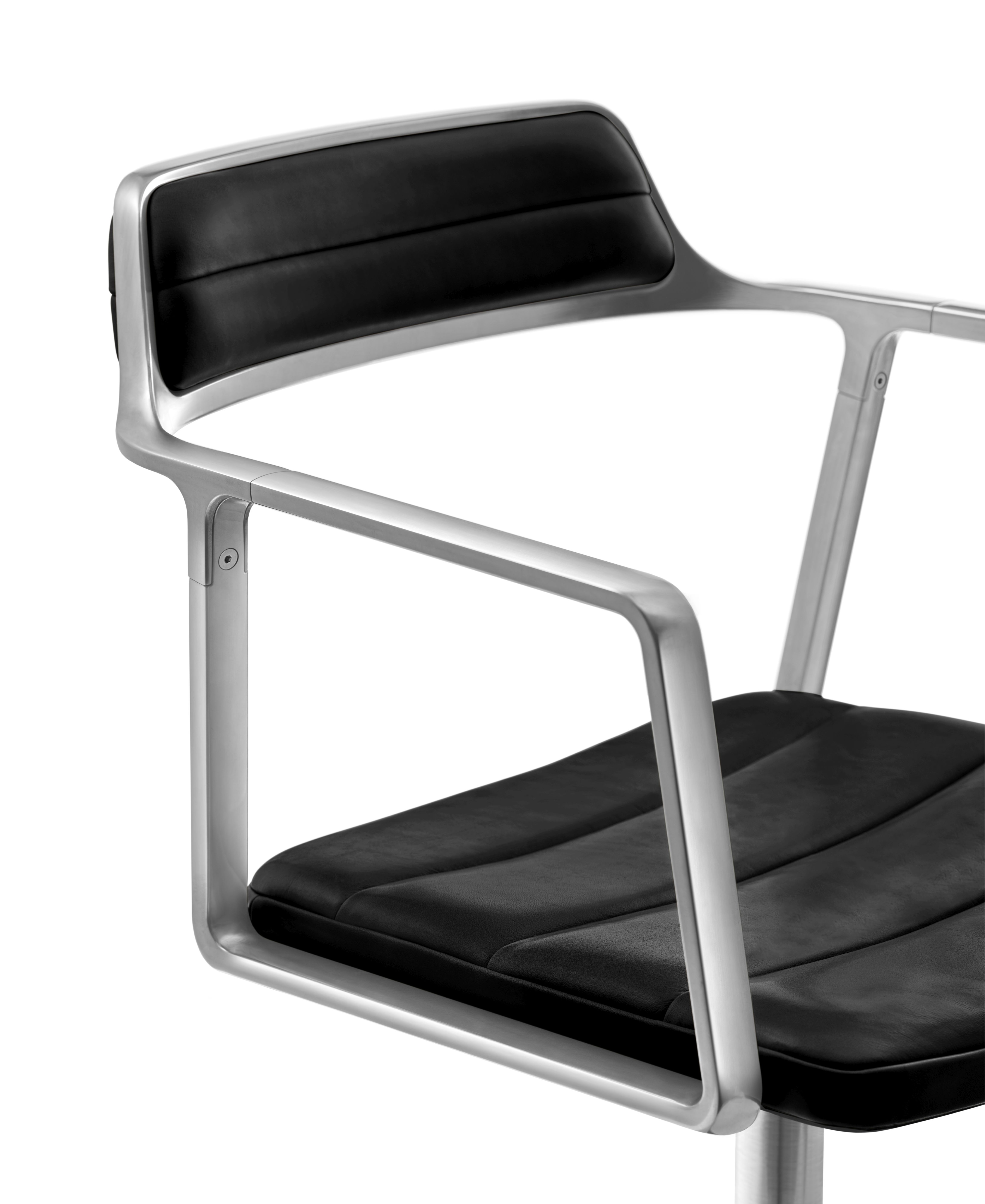 Detailaufnahme des Vipp452 Drehstuhls mit schwarzem Leder und Alurahmen, ideal für modernes Bürodesign.