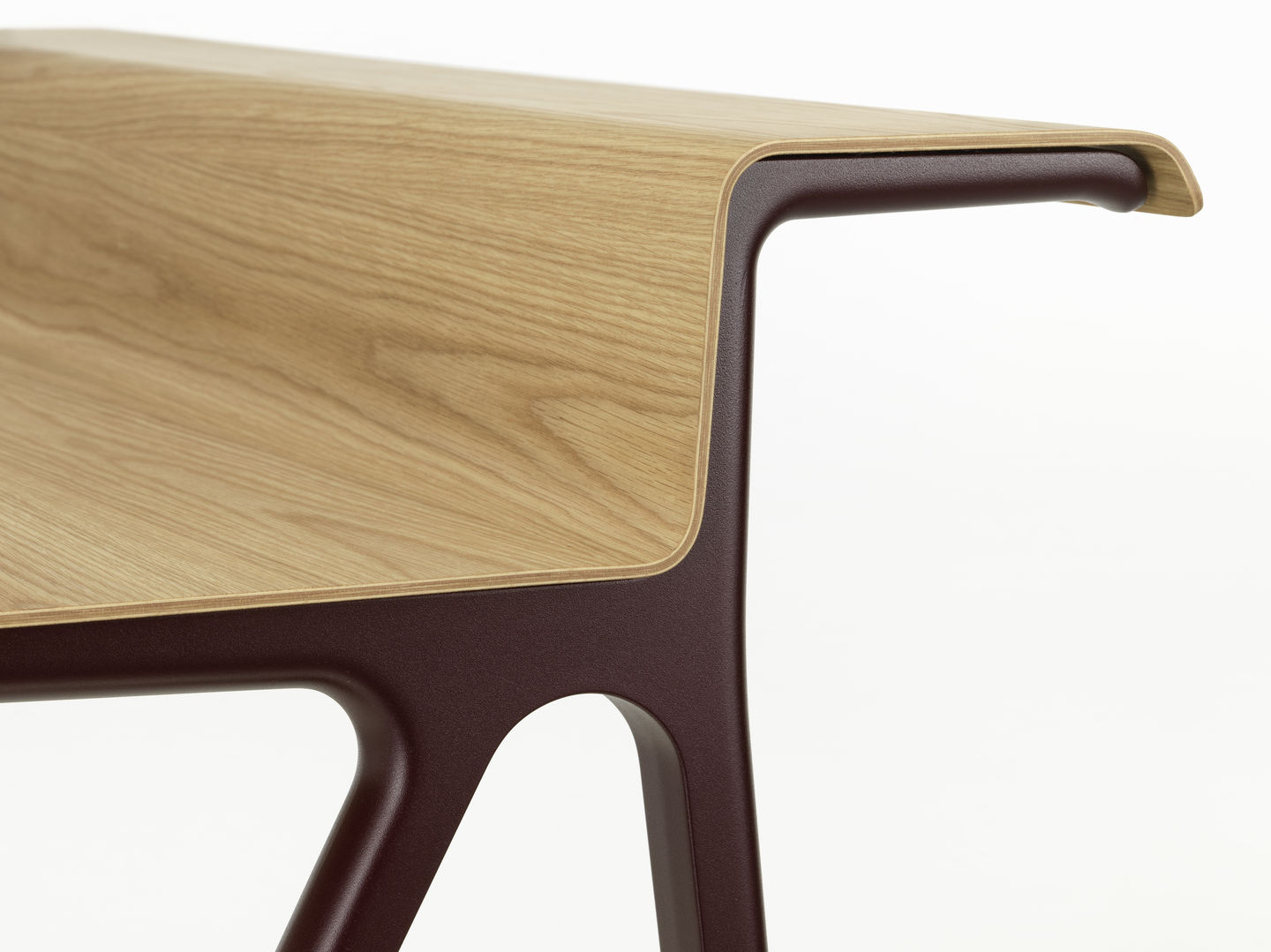 Detailaufnahme vom Vitra Courier Schreibtisch mit hellbrauner Tischplatte und dunkelbraunem Gestell, ideal für moderne Büros.
