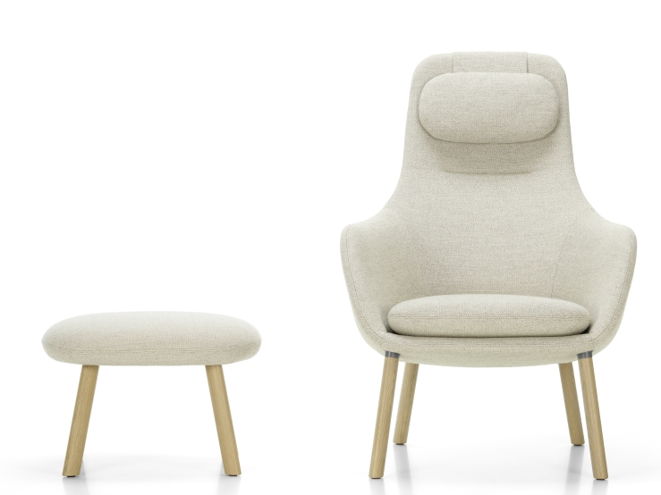 Vitra Hal Lounge Chair Sessel mit Ottoman in hellem Stoffbezug und Holzfüßen, bequemer Relaxsessel.