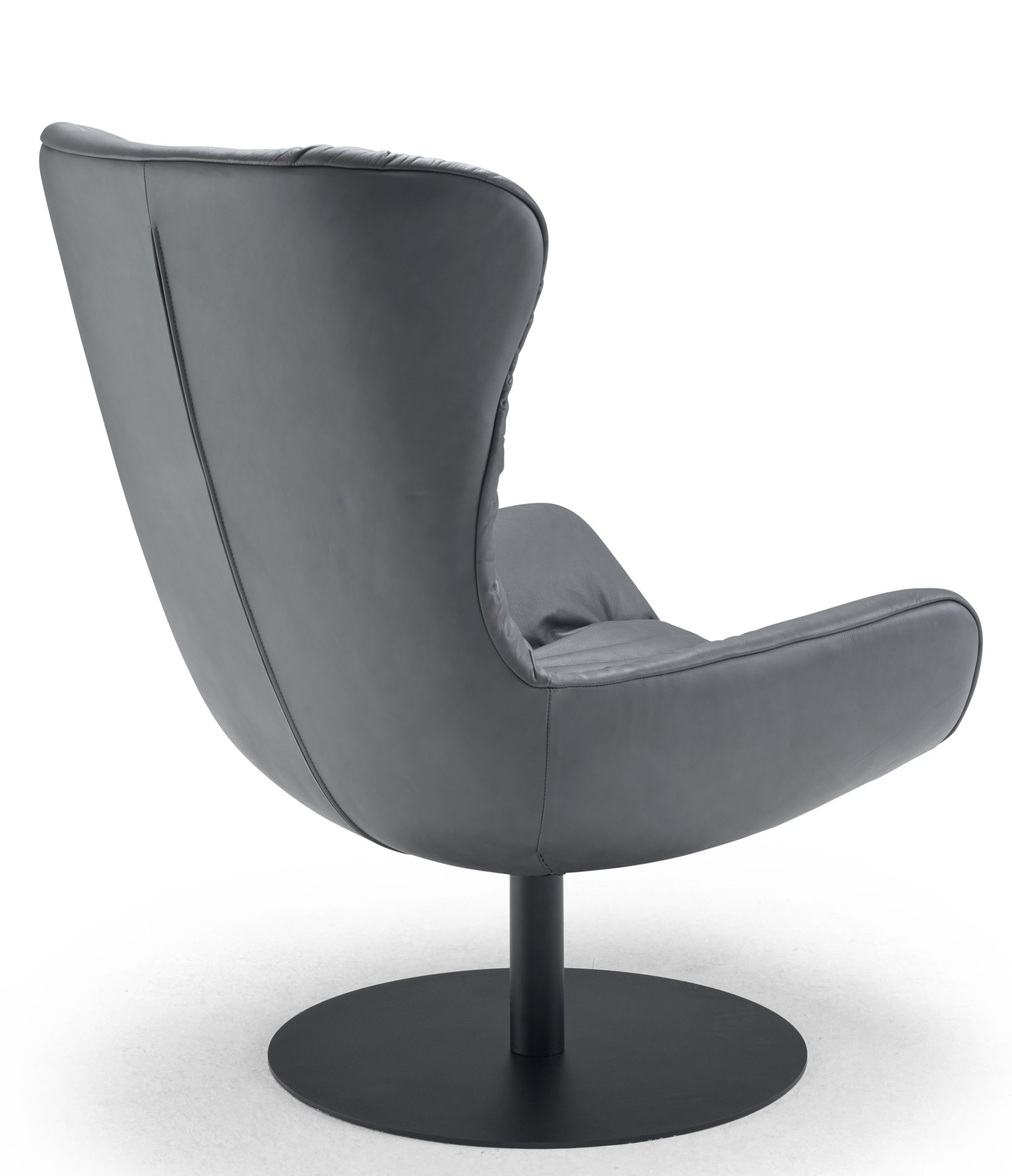 Grauer Leya Ohrensessel mit Wingback-Design und schwarzem Drehtellerfuß, Rückansicht, bequemer Loungesessel für modernes Wohnen.