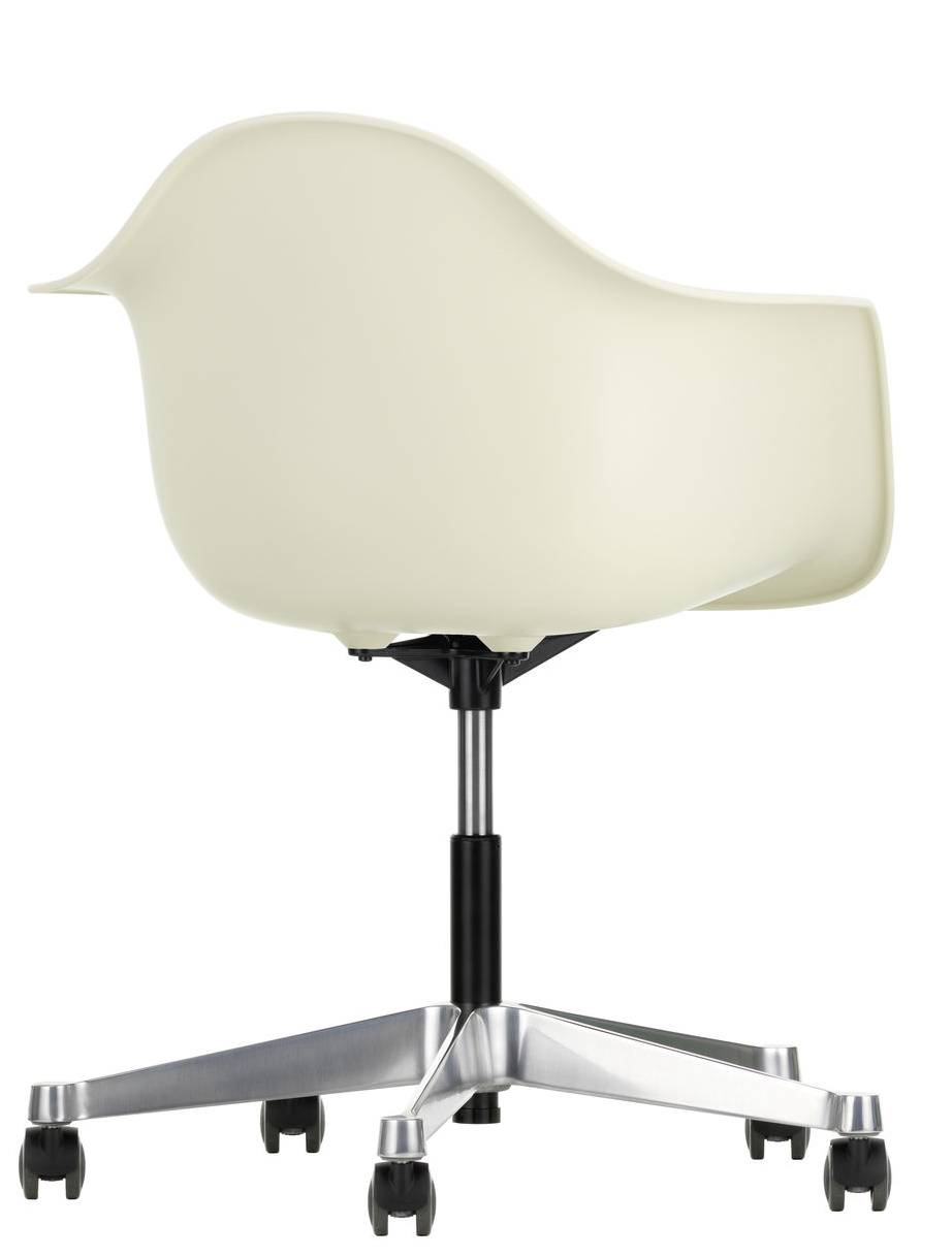 Eames Plastic Arm Chair PACC von Vitra, Ansicht von hinten, mit cremefarbener Sitzschale und Rollen.