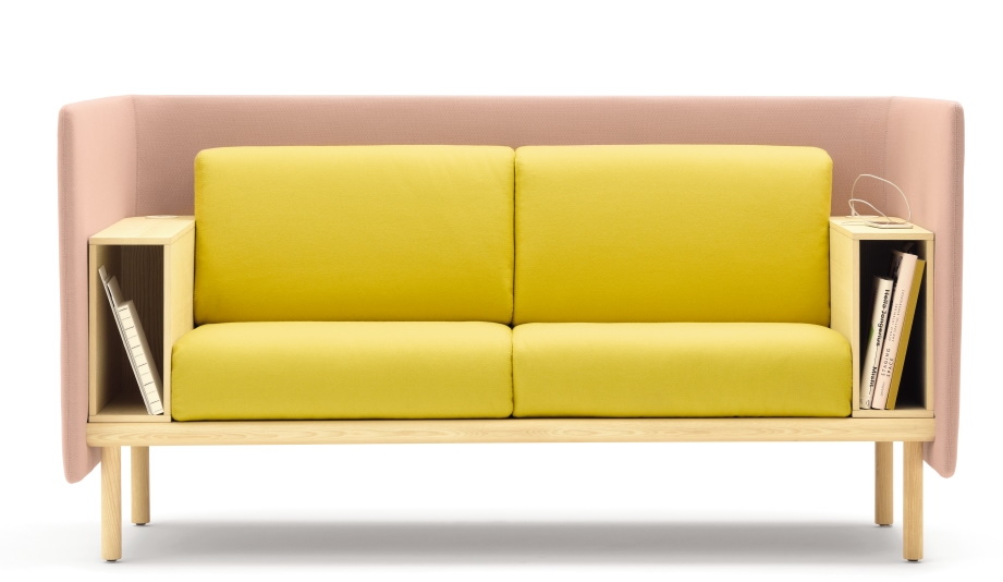 Helles Cor Floater Sofa, 2-Sitzer, gelber Stoffbezug, integrierte Regale mit Büchern, modernes Design für Wohnzimmer und Büro.