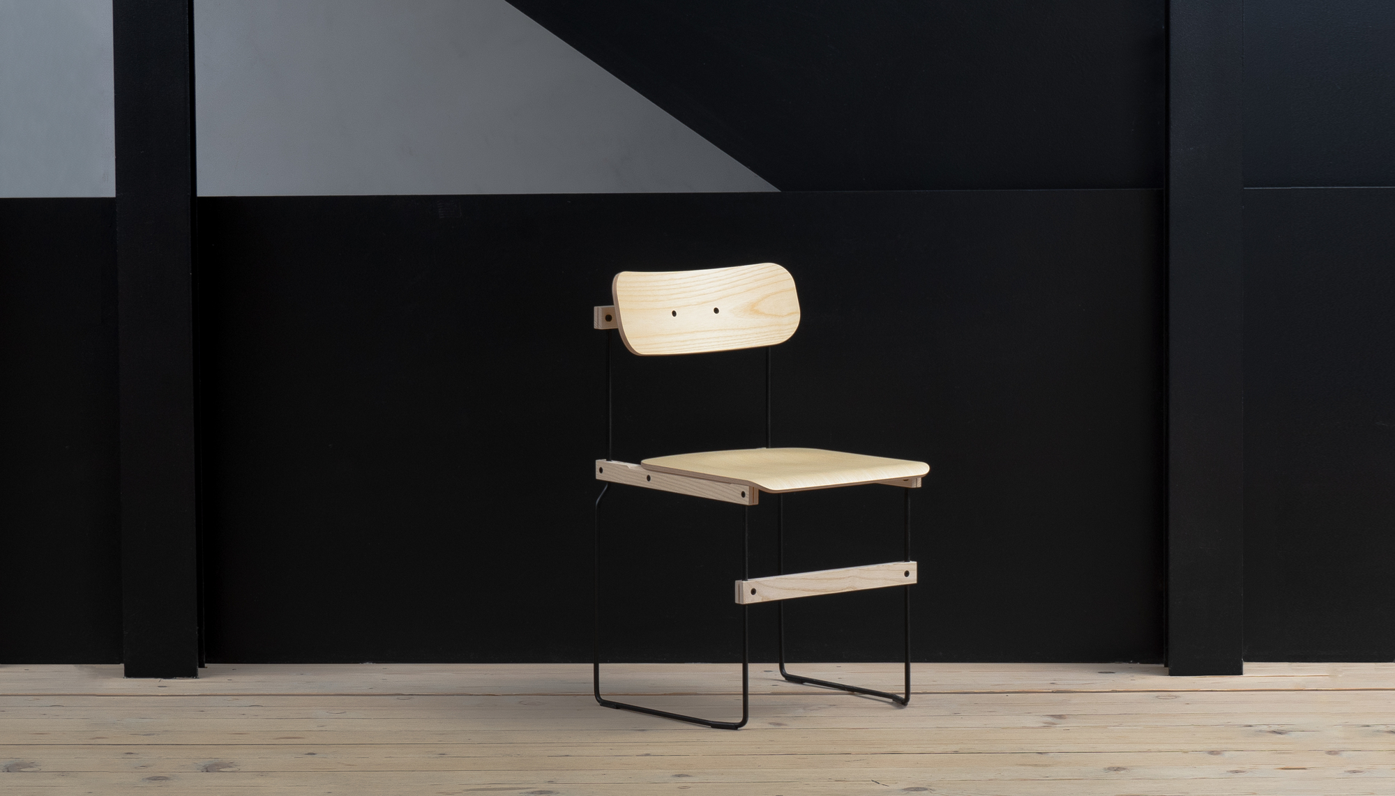 Bruto Stuhl von Nils Holger Moormann, minimalistisches Design mit hellem Holz und schwarzem Stahlgestell.