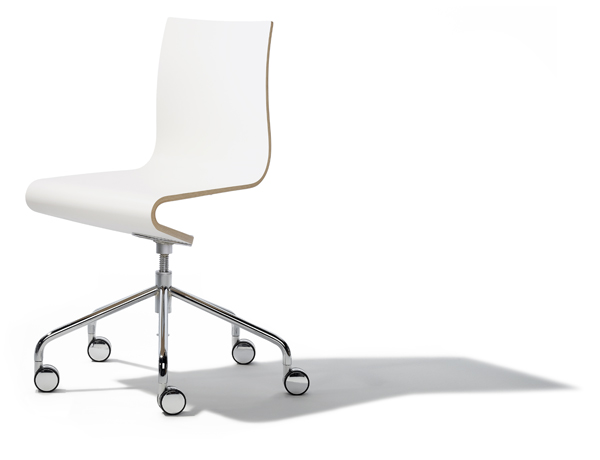 Moderner Bürostuhl mit weißer Sitzfläche und Chromgestell mit Rollen, Seitenansicht.