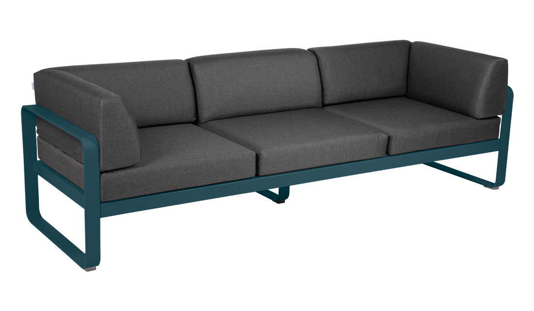 Fermob Bellevie 3-Sitzer Outdoor Sofa mit petrolfarbenem Aluminiumrahmen und grauen Polsterkissen.