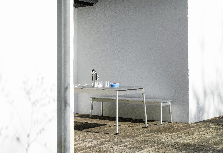 Normann Copenhagen Ex Bank Outdoor auf einer Holzterrasse, minimalistisches Design, ideal für Garten und Balkon.