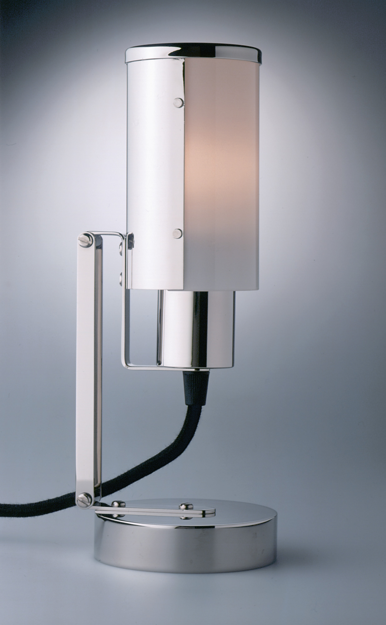 Wagenfeld Tischleuchte WNL 30 von Tecnolumen, Bauhaus Design Leuchte aus Metall und Opalglas.