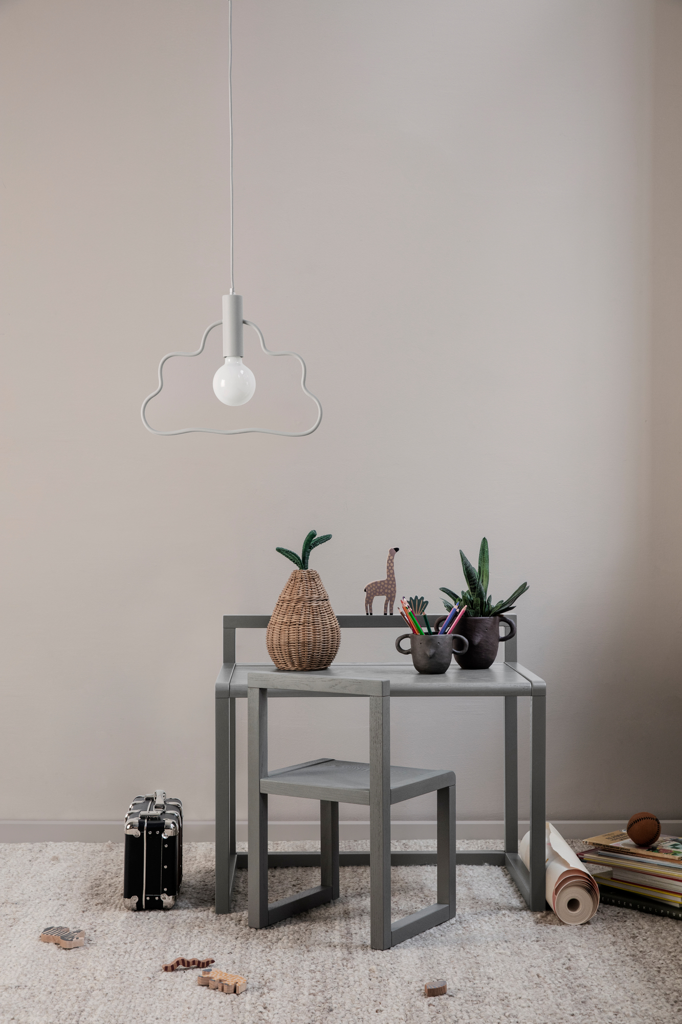 Nahaufnahme des kleinen Pear Braided Storage Korbs von Ferm Living auf einem Kinderschreibtisch.