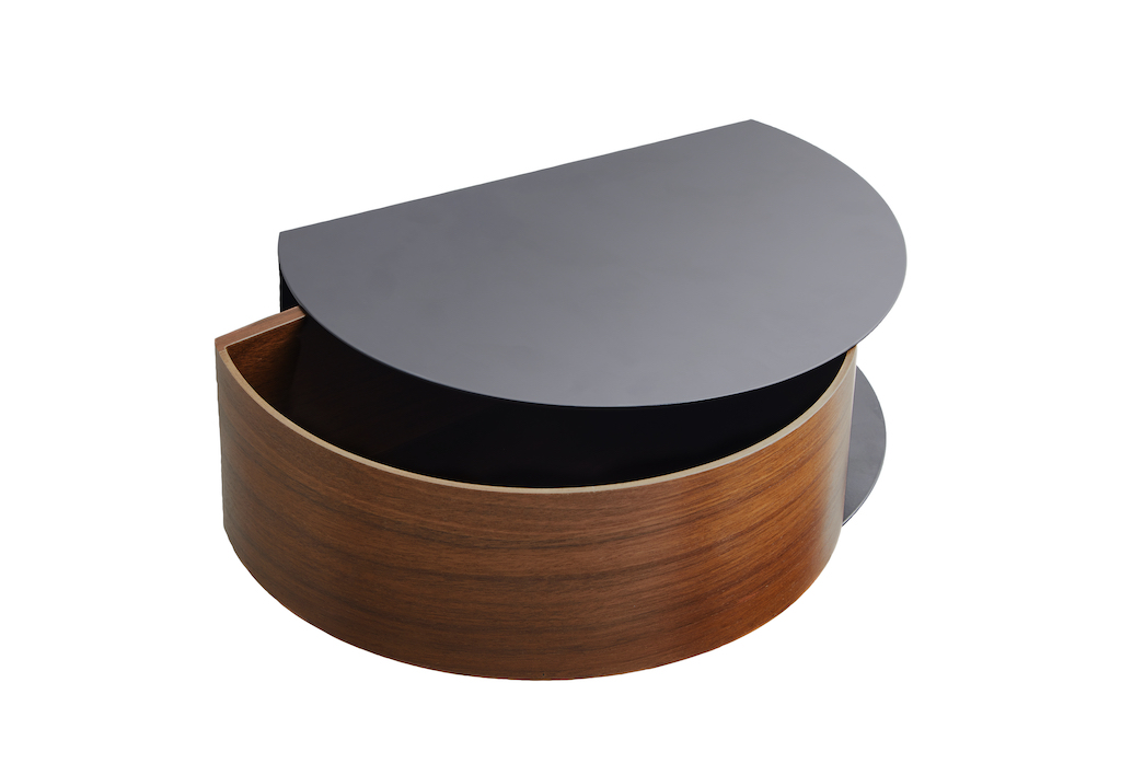 Wallie Wandschublade von Woud aus Nussbaumholz mit geöffneter Schublade und grauer Abdeckung, modernes Wandregal.