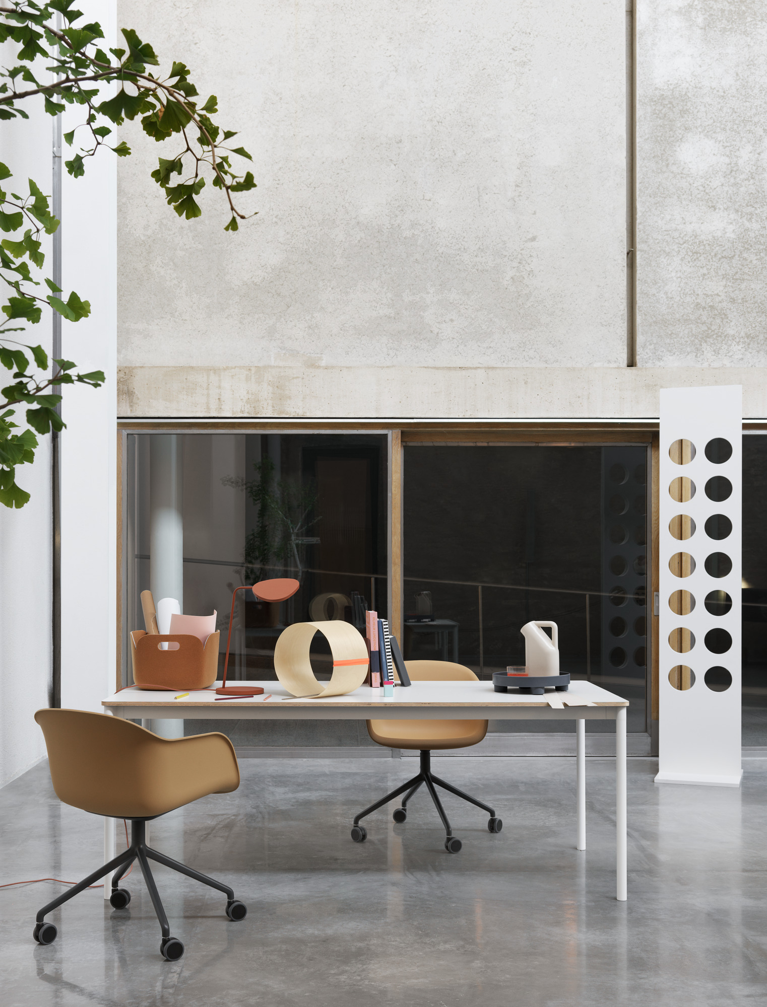 Muuto Base Table mit Bürostühlen und Accessoires in modernem Büroambiente, minimalistisches Design für stilvolles Arbeiten.