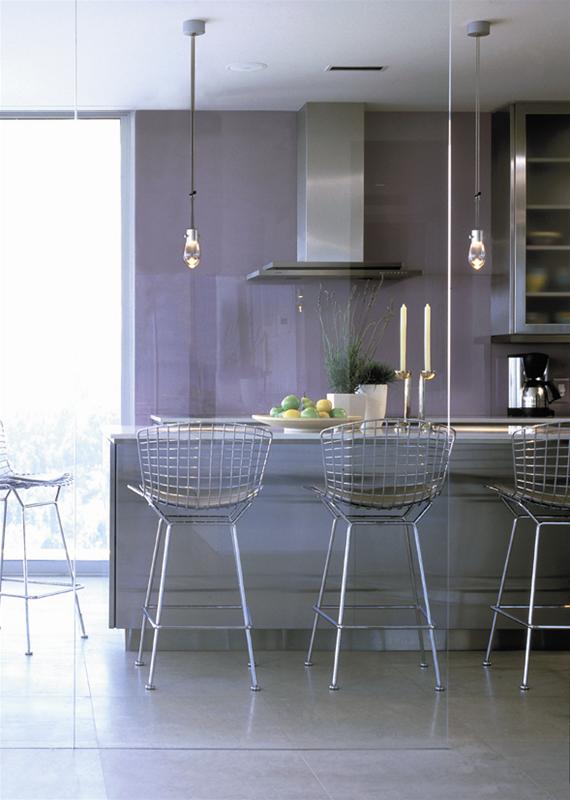 Bertoia Barhocker von Knoll International in einer modernen Küche mit Edelstahl-Akzenten und minimalistischer Beleuchtung.