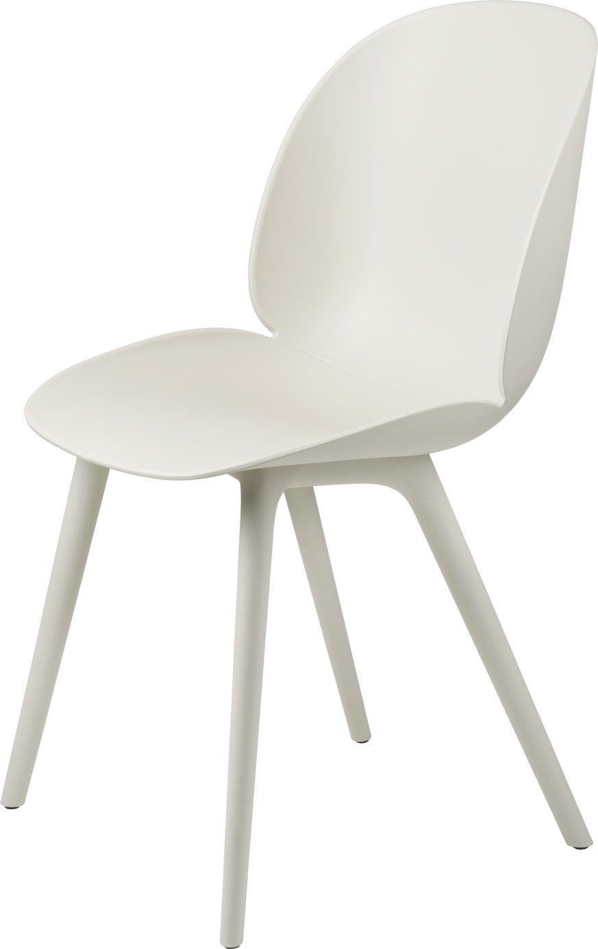 Weißer Beetle Chair von Gubi, ein moderner Esszimmerstuhl für den Outdoor-Bereich.