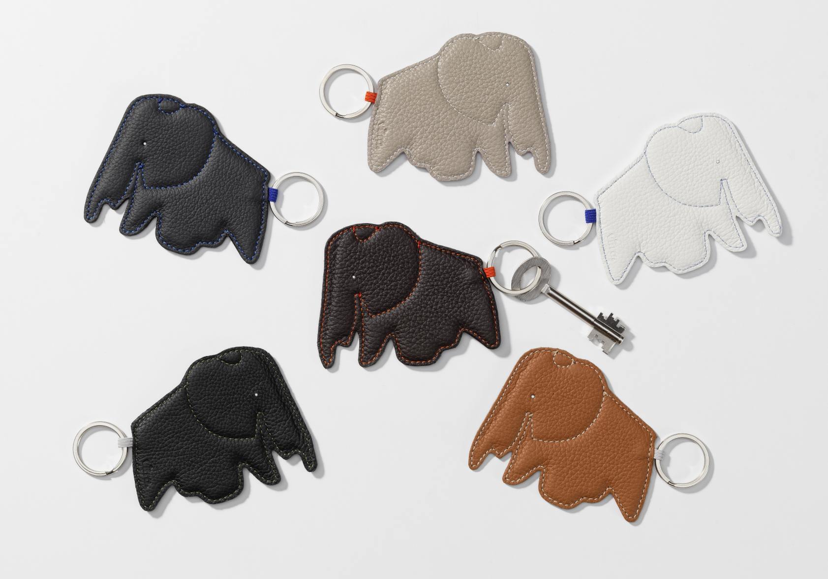 Mehrere Vitra Elephant Schlüsselanhänger aus Leder in verschiedenen Farben auf weißem Hintergrund.