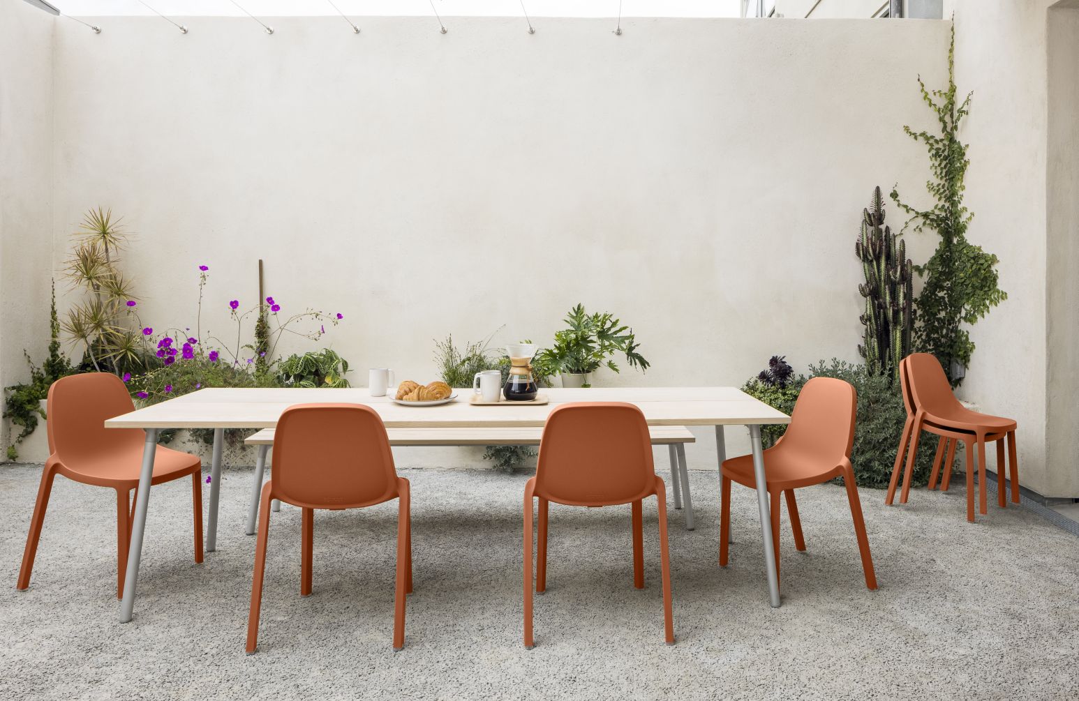 Broom Stacking Chair stapelbare stoel saliegroen Emeco