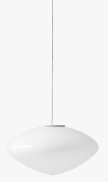 Nahaufnahme der AndTradition Mist Pendelleuchte AP15 / AP16 mit Opalglas und minimalistischem Design.