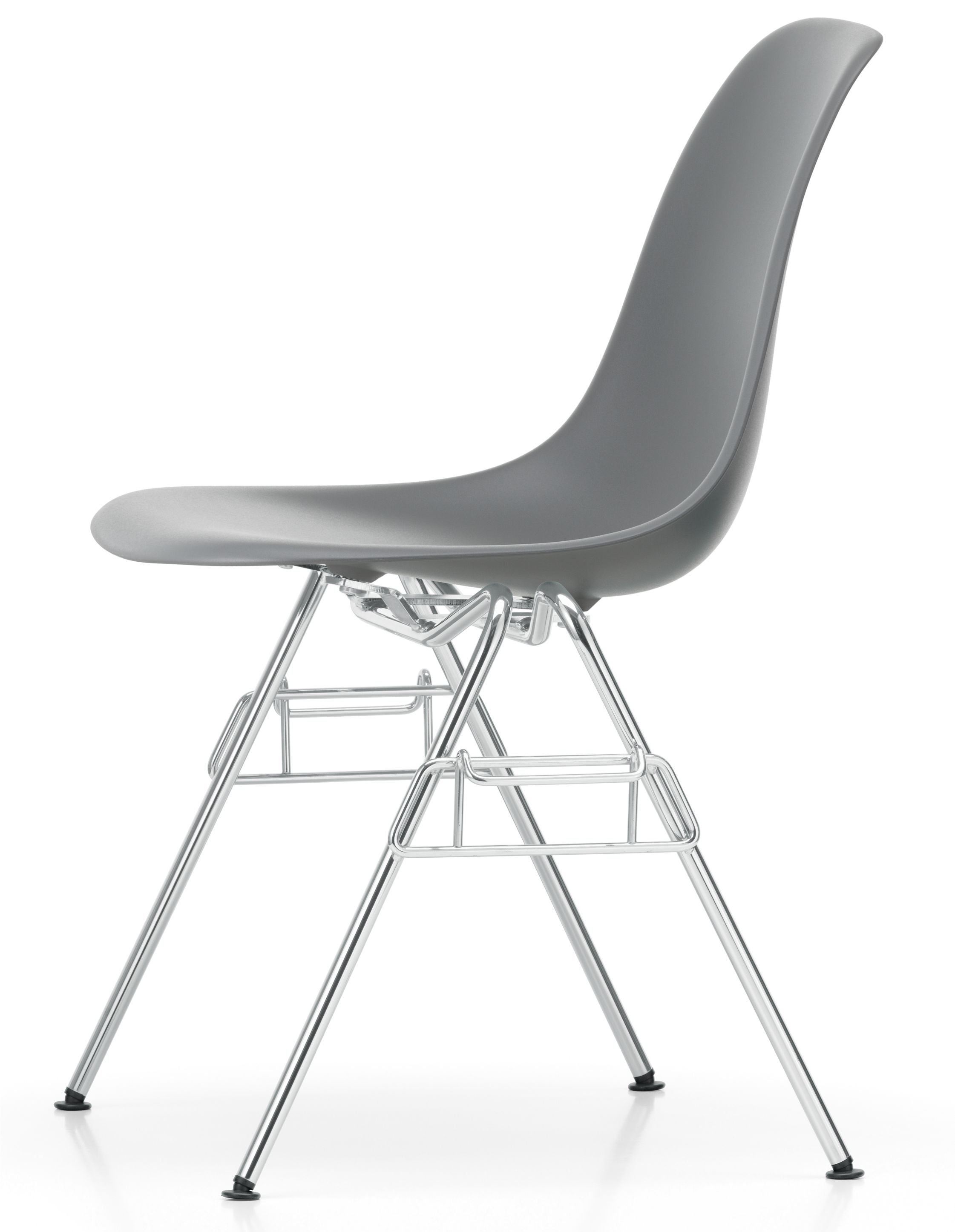 Grauer Eames Plastic Side Chair DSS Stuhl von Vitra mit verchromtem Stahlgestell, Seitenansicht.