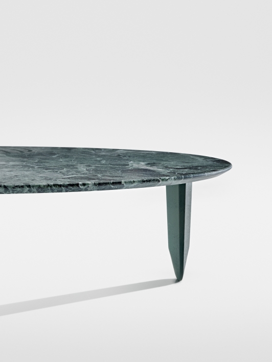 Detailaufnahme des Kuyu Marble Couchtischs mit runder Marmorplatte und einem einzelnen, konischen Bein.
