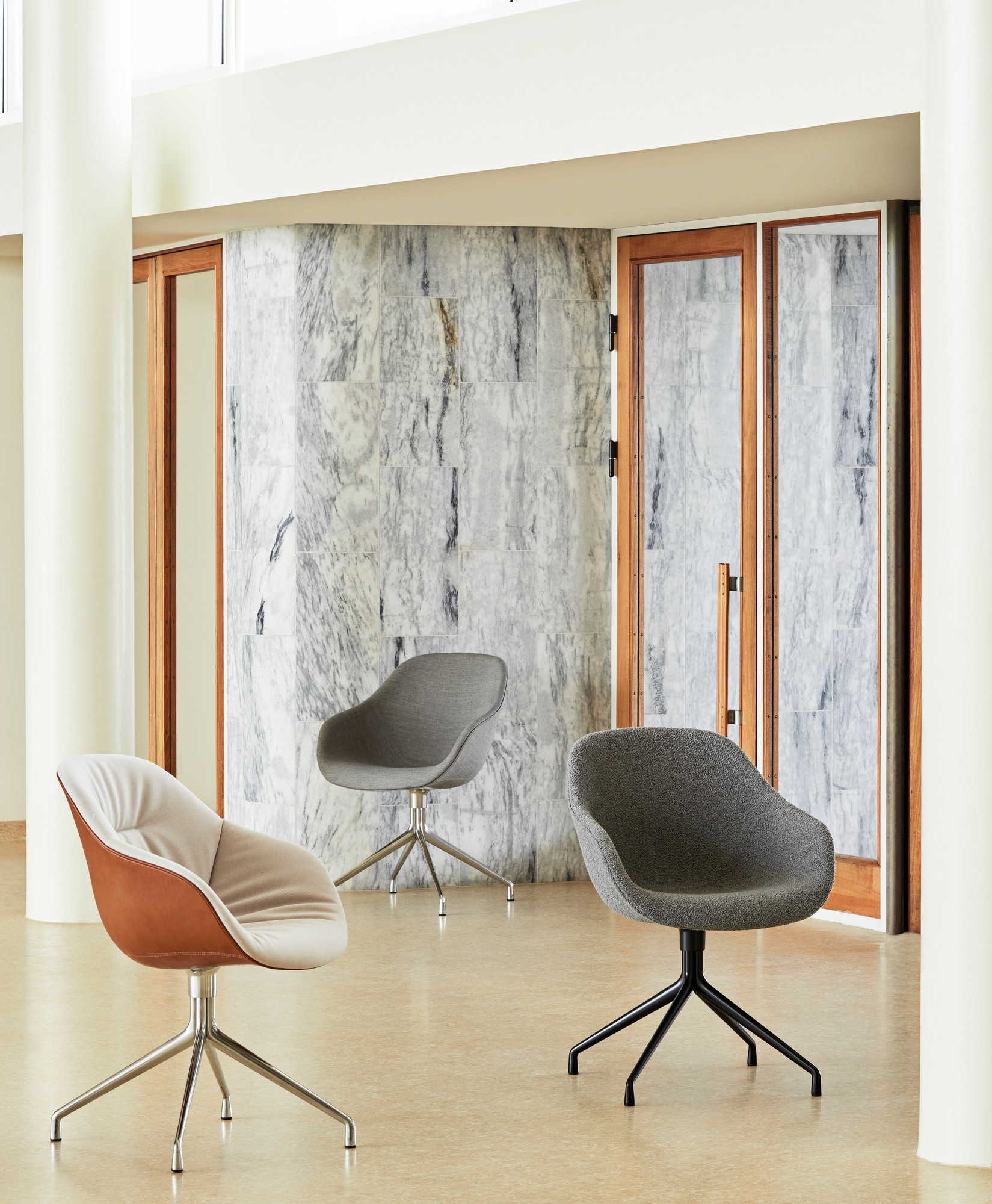 Drei Hay About a Chair AAC 121 Stühle in verschiedenen Farben und Ausführungen.