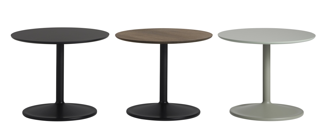 Drei Muuto Soft Side Table Beistelltische in Schwarz, Holzoptik und Grau vor weißem Hintergrund.