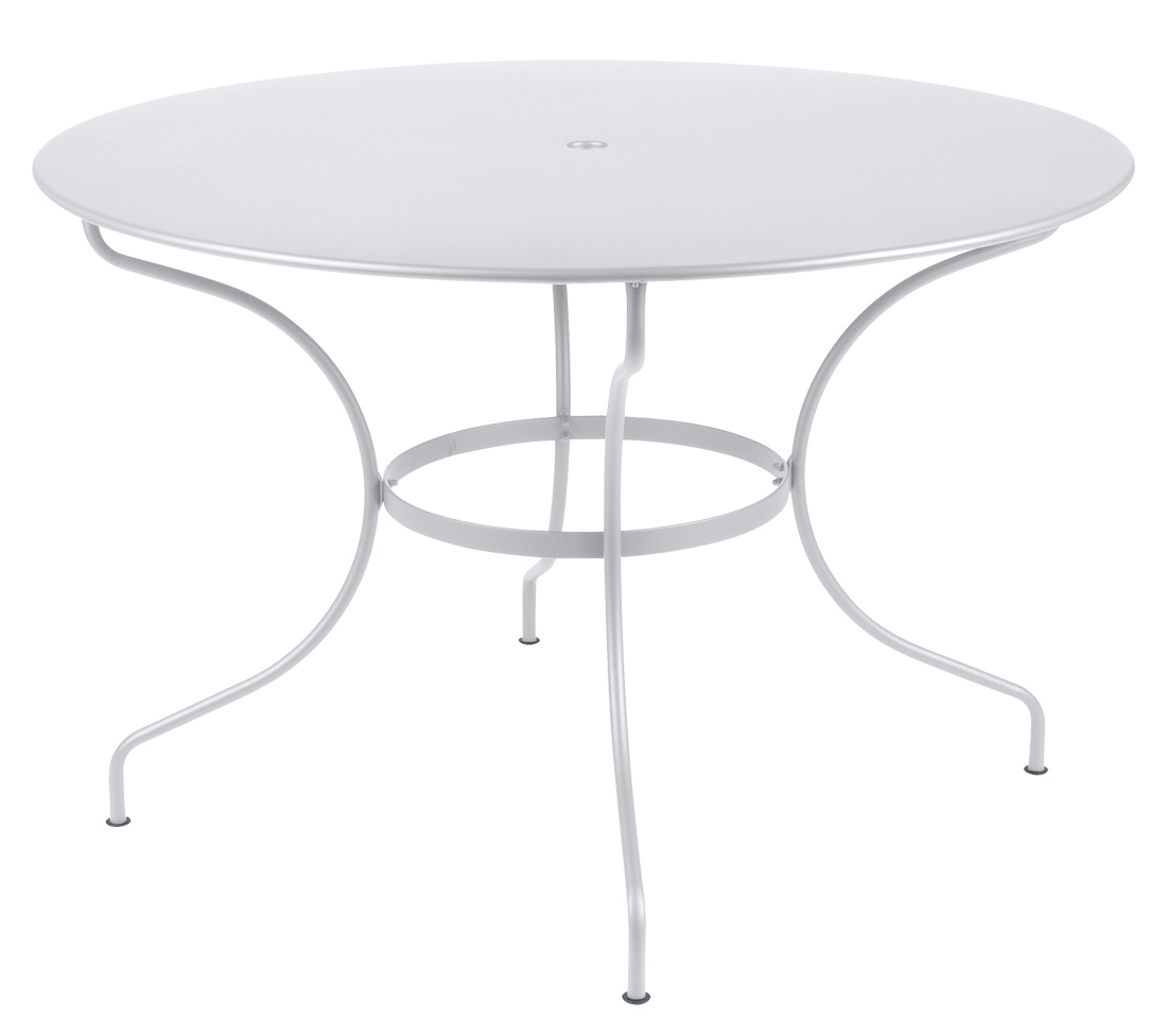 Weißer, runder Opéra+ Tisch von Fermob für den Außenbereich, ideal für Garten, Terrasse oder Balkon.
