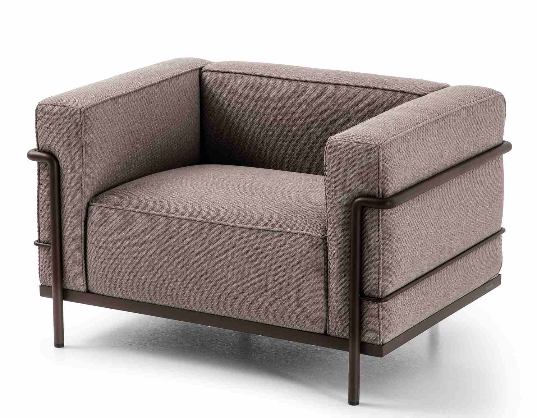 Cassina 3 Fauteuil Grand Confort Sessel, Outdoor-Möbel mit braunem Stoffbezug und dunklem Metallrahmen.