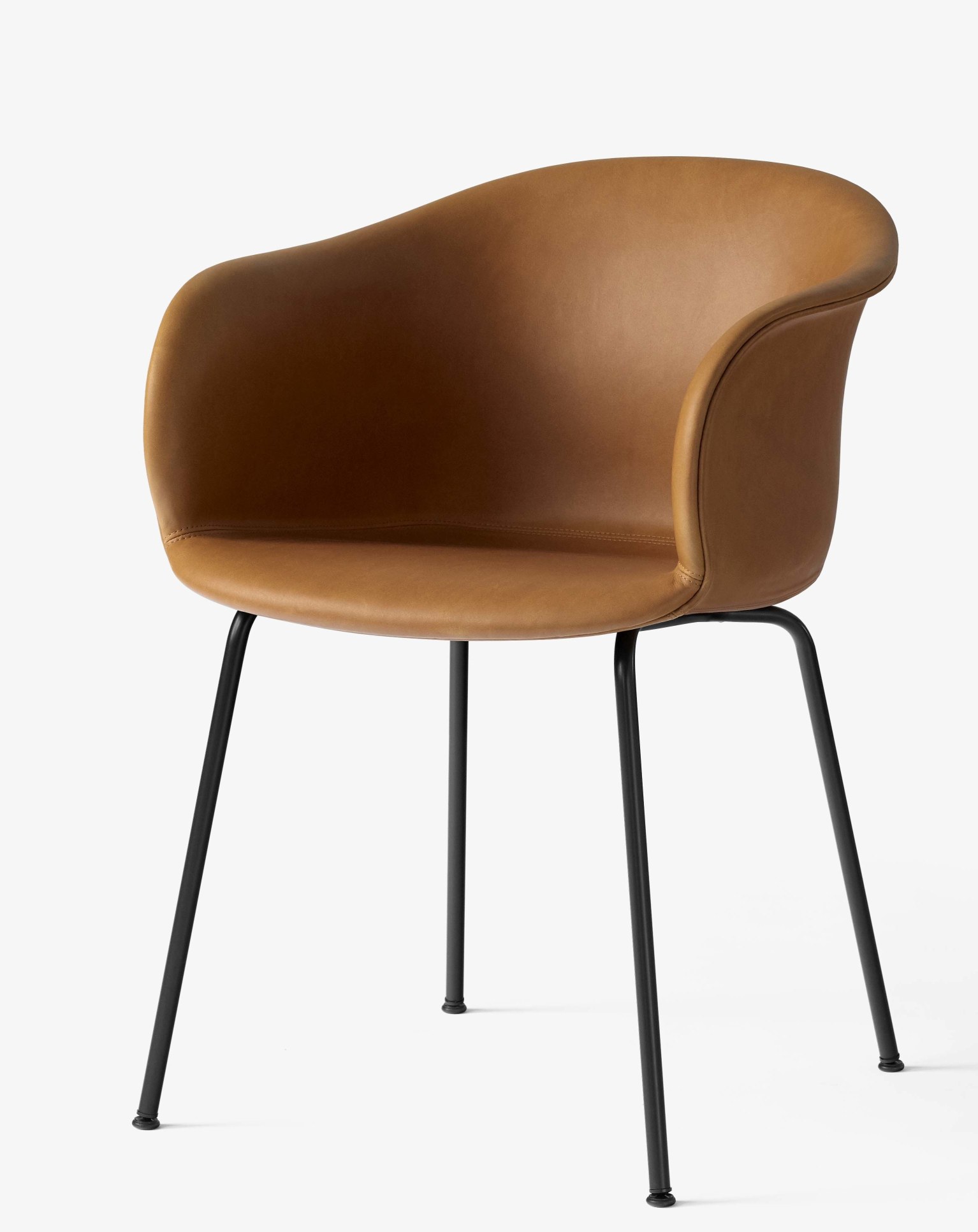 Eleganter Elefy Lounge Chair von AndTradition mit braunem Lederbezug und schwarzem Stahlrohrgestell.
